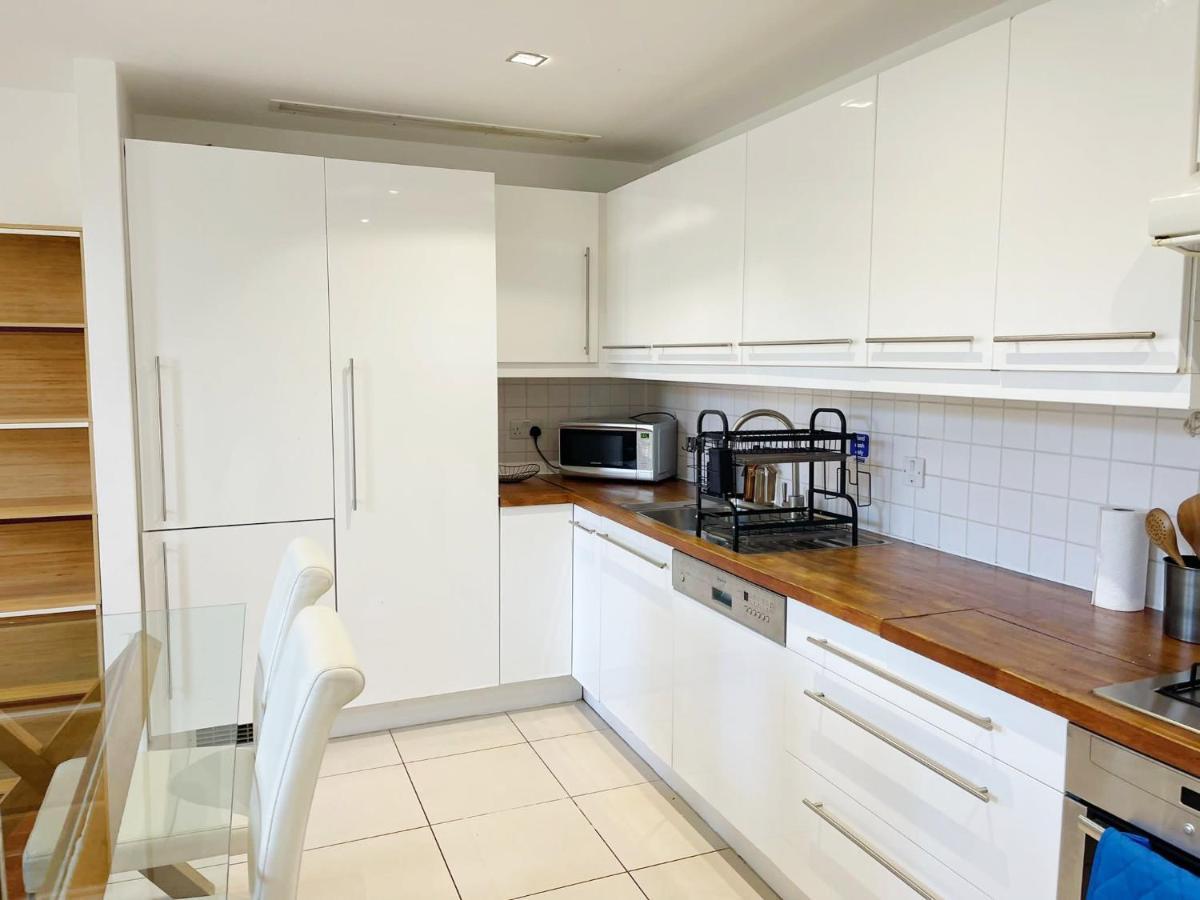 Portobello Dock Canalside Apartment Лондон Экстерьер фото