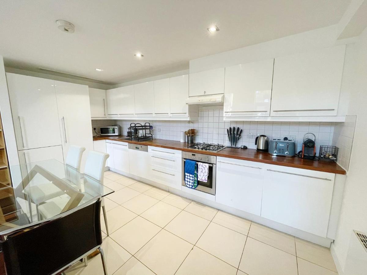 Portobello Dock Canalside Apartment Лондон Экстерьер фото