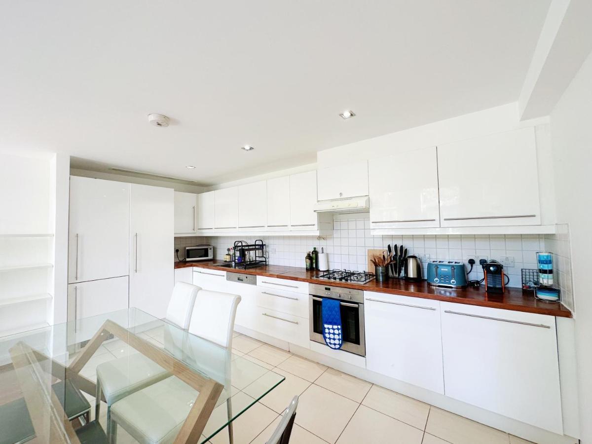 Portobello Dock Canalside Apartment Лондон Экстерьер фото