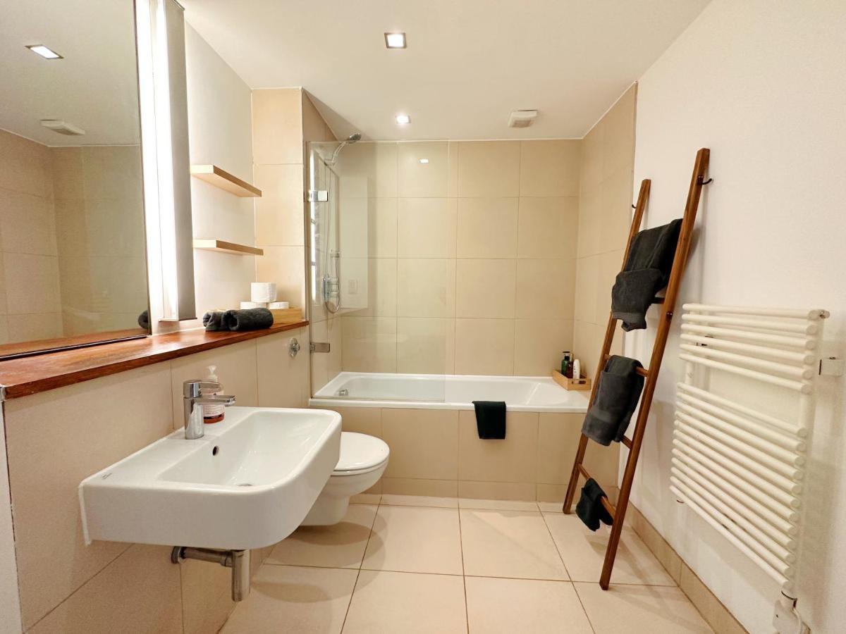 Portobello Dock Canalside Apartment Лондон Экстерьер фото
